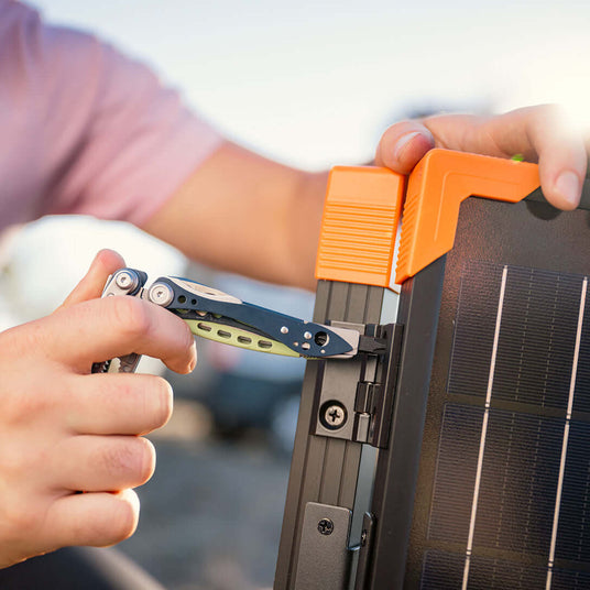 Translation missing: nl.Using the Skeletool CX screwdriver to tighten a screw on a camp stove