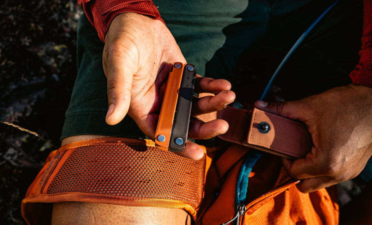 Translation missing: es.Person holding a closed Burnt Sienna bond in one hand and an open Sienna sheath in the other hand