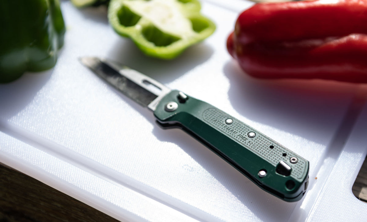 Translation missing: nl.K2 on a cutting board surrounded by vegetables