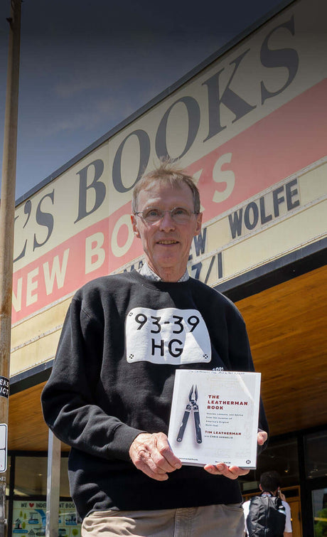 Translation missing: de.Tim Leatherman himself showcasing his book 'The Leatherman Book' in front of Powell's Book Store