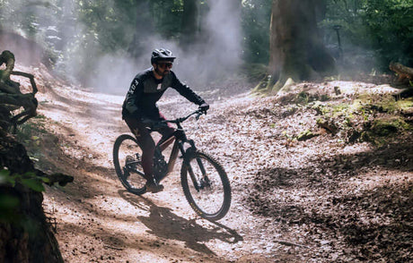 Translation missing: de.mountain biker on a trail