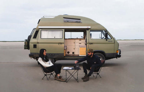 Translation missing: de.Couple sitting in front of camper van