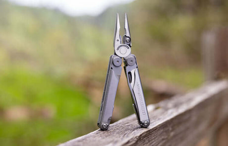 Translation missing: de.Leatherman Wave showing pliers on wooden fence