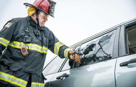 Translation missing: de.Firefighter using a Raptor glass breaker to break a car window