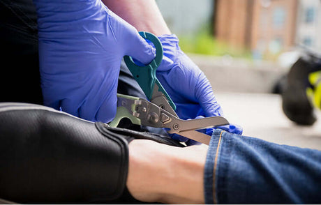 Translation missing: de.Firefighter using Raptor Rescue glass breaker to break a car window