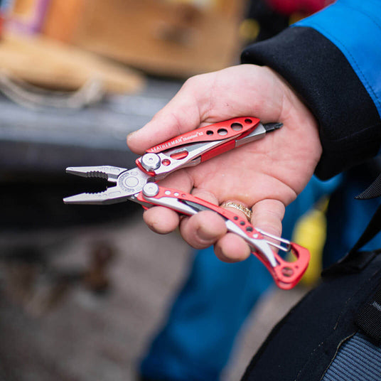 Translation missing: de.A person holding a pair of Leatherman Skeletool RX in their right hand, ready to use them for a task
