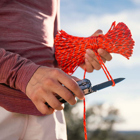 Translation missing: nl.Using ARC blade to cut paracord rope
