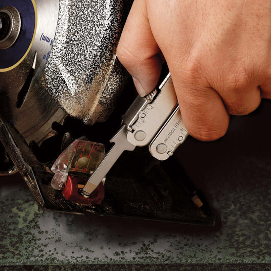 Translation missing: de.Someone using the medium screwdriver on a Leatherman Super Tool 300 to tighten something