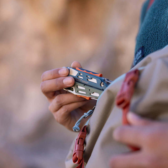 Translation missing: es.Leatherman Signal Tundrascape multi-tool carefully stored in a backpack during a hike