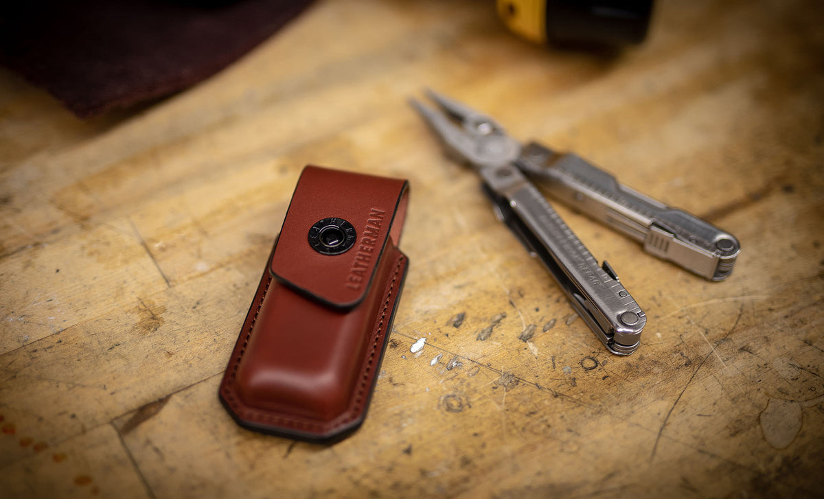 Translation missing: de.Ainsworth EDC Sheath in a hand