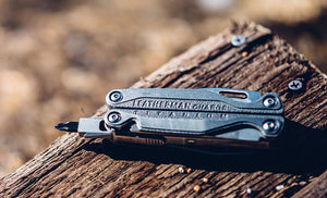 Translation missing: de.Leatherman Charge+ TTI laying on piece of wood under sunlight