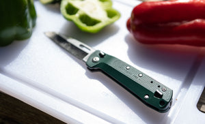 Translation missing: nl.K2 on a cutting board surrounded by vegetables