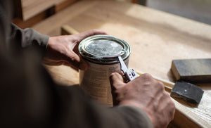 Translation missing: es.Opening a paint can with a FREE K2X pry tool