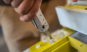 Translation missing: de.Leatherman FREE K4X, silver, phillips screwdriver tool in use