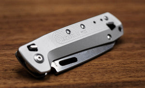 Translation missing: de.Leatherman FREE K4X, knife on table, silver, closed