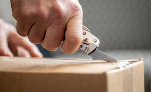Translation missing: de.Leatherman FREE K4X, silver, package opener tool in use