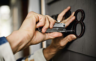 Translation missing: de.A person using a Leatherman Rebar to tighten screw