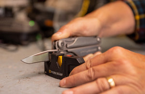Translation missing: fr.Man sharpening Leatherman Surge with Leatherman Blade Sharpener