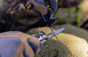 Translation missing: fr.Man using Leatherman blade sharpener to sharpen Leatherman Signal