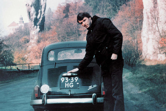 Translation missing: de.Tim Leatherman next to the fiat he toured Europe in