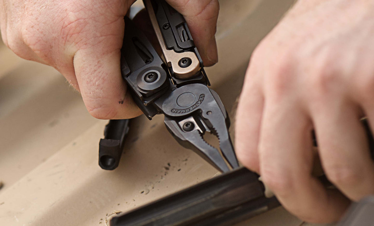 Translation missing: de.MUT pliers being used