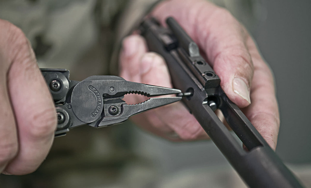 Translation missing: de.MUT pliers used to tighten screw