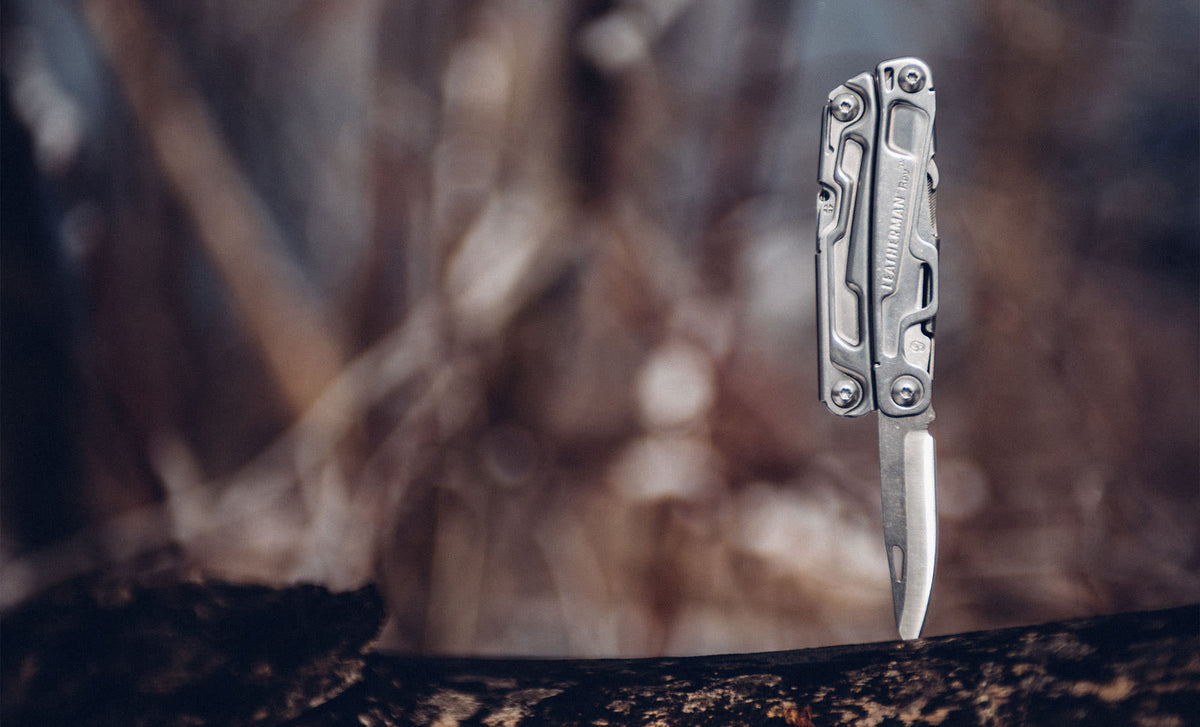 Translation missing: de.Leatherman Rev knife stuck in a log