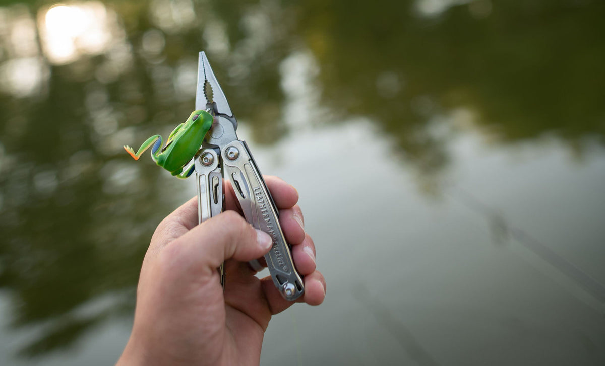Translation missing: es.Holding fishing gear with a Sidekick