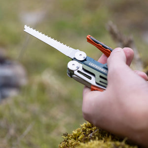 Translation missing: de.A close-up of a person’s hand clutching a Tundrascape Leatherman Signal®, ready to use the fire starter and saw