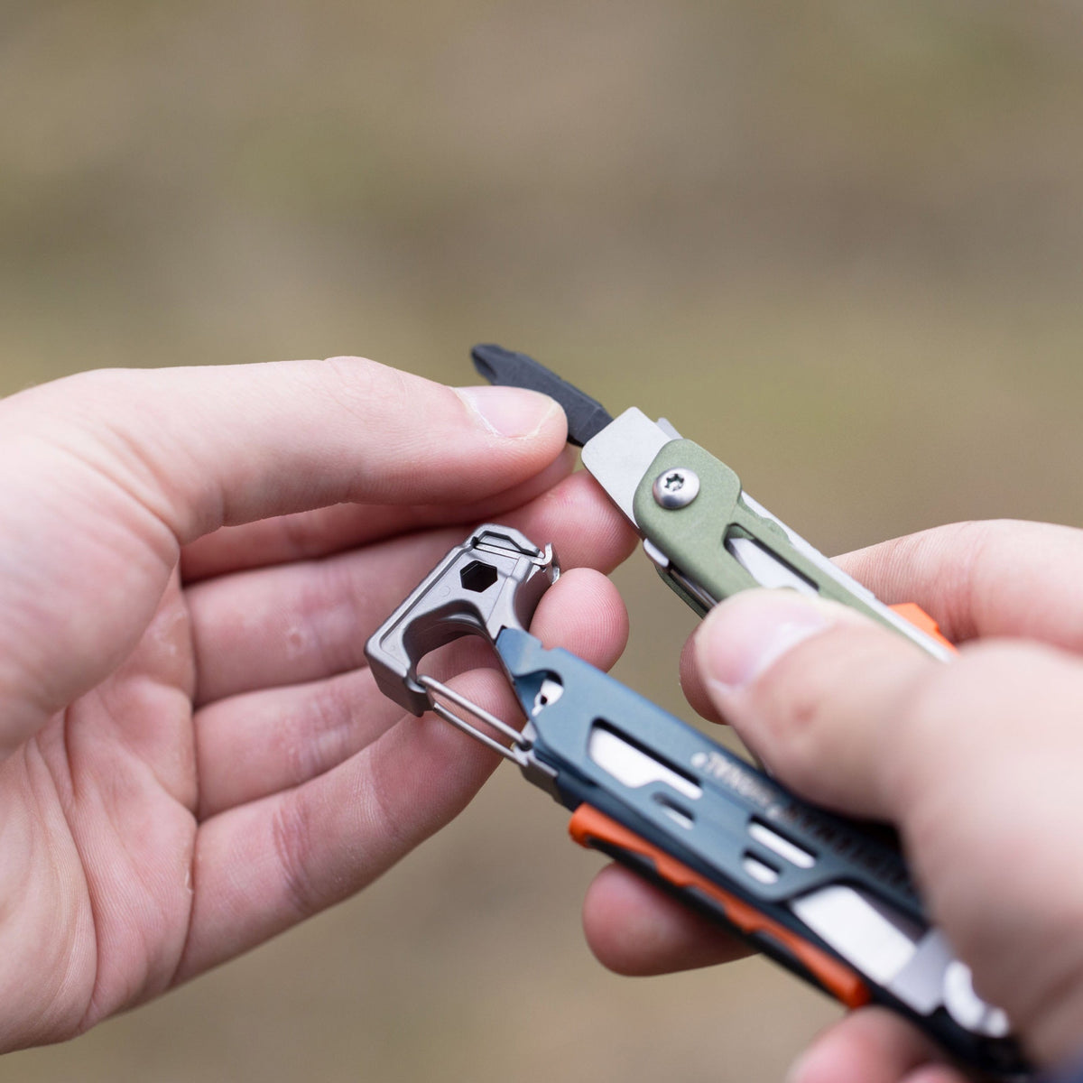 Translation missing: de.A person inserting a bit into the bit driver of a Tundrascape Leatherman Signal®