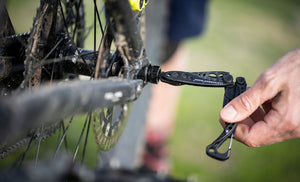 Translation missing: de.skeletool tightening a bike tire axle