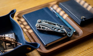 Translation missing: de.skeletool on a desk next to a wallet and keys