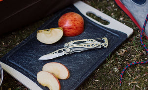 Translation missing: de.skeletool next to cut apple slices