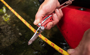 Translation missing: de.Skeletool RX cutting a rope