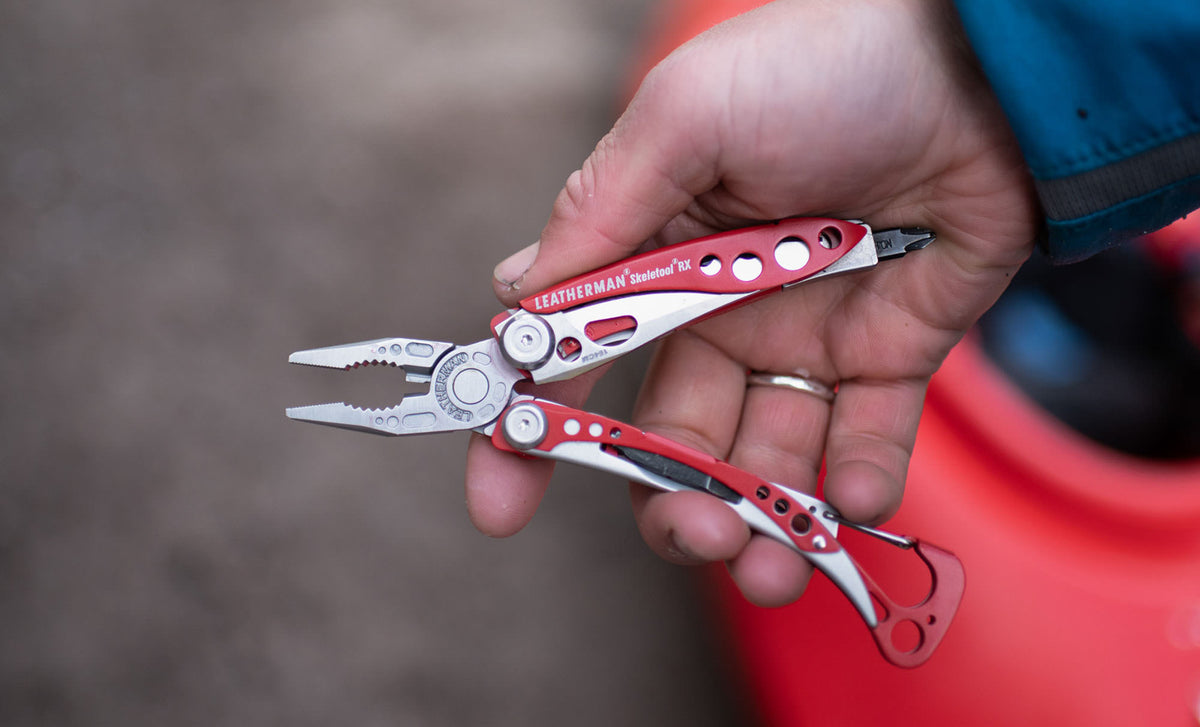 Translation missing: de.Skeletool RX open in a hand