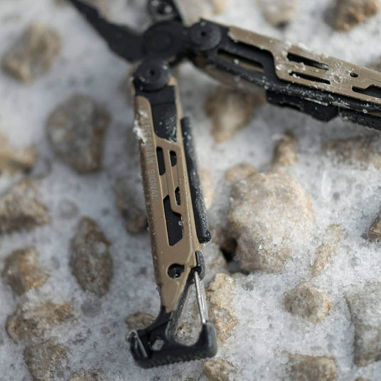 Translation missing: de.Opened Leatherman Signal showcasing multifunctionality, ideal for various tasks and activities